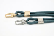 Lade das Bild in den Galerie-Viewer, Schlüsselanhänger aus Seil mit Karabiner Blaugrau