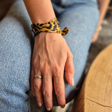 Lade das Bild in den Galerie-Viewer, Armband Seide handgenäht