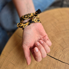 Lade das Bild in den Galerie-Viewer, Armband Seide handgenäht