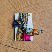 Lade das Bild in den Galerie-Viewer, Armband Seide handgenäht
