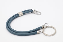 Lade das Bild in den Galerie-Viewer, Schlüsselanhänger aus Seil mit Karabiner Blaugrau