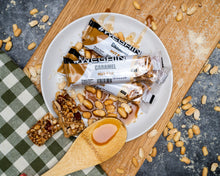Lade das Bild in den Galerie-Viewer, #WEGAIN Caramel Nut Bar 40g - Tray a 12 Riegel
