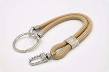 Lade das Bild in den Galerie-Viewer, Schlüsselanhänger aus Seil mit Karabiner Beige
