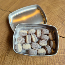 Lade das Bild in den Galerie-Viewer, Salz Karamell Bonbons 100g in Sonderdose
