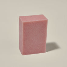 Lade das Bild in den Galerie-Viewer, Duschseife Rose 100g handgeschöpft
